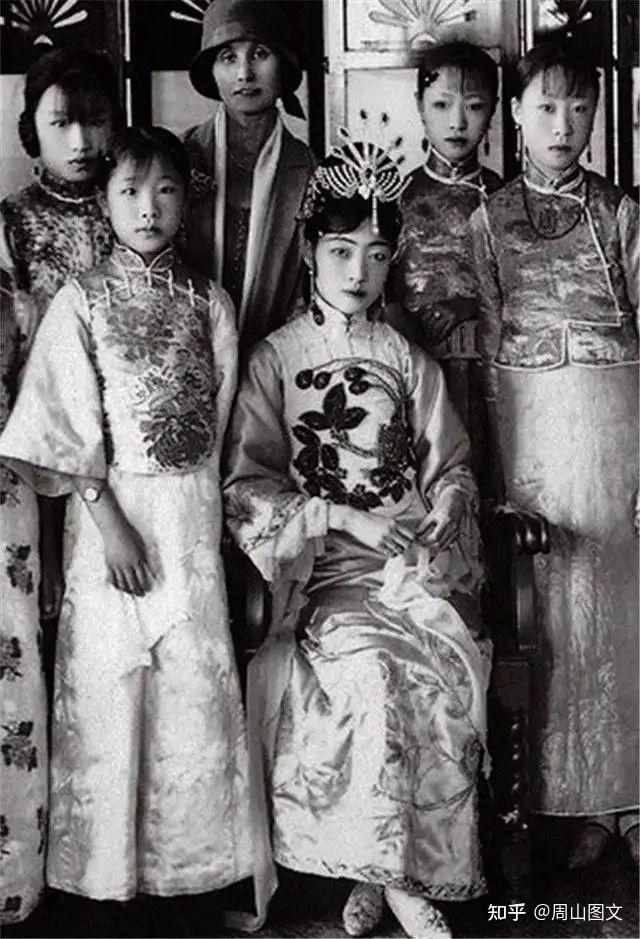 婉容,達斡爾族,滿洲正白旗人,1906年在內務府大臣榮源府內出生.