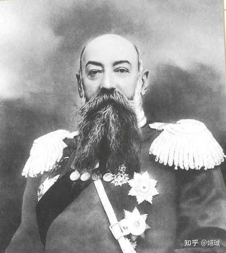 狄米特里·列奥尼德维奇·霍尔瓦特,一名昏聩老朽的白卫将军,在他统治