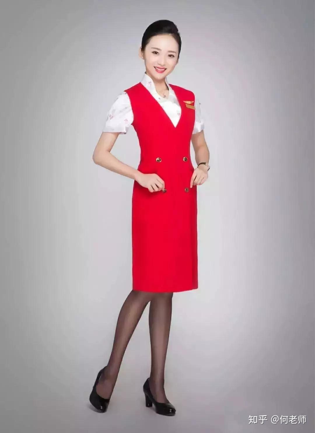 2007同为2007年,深航又推出了一套藏青色的长筒套装,在袖口以及领子处