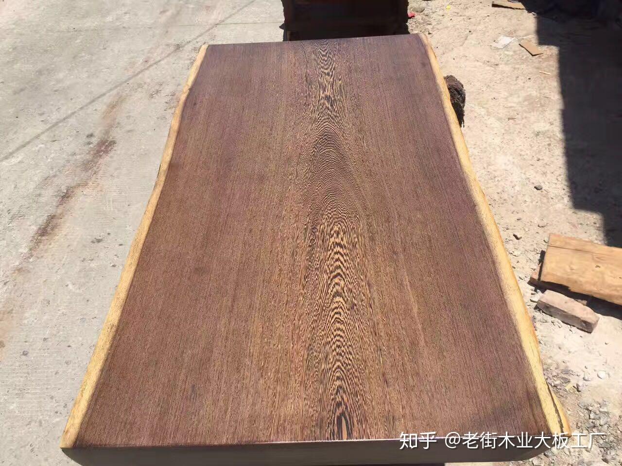 新鸡翅木颜色略重,呈棕色,纹理中颜色略黄;体重较重,纹理明显,新鸡翅