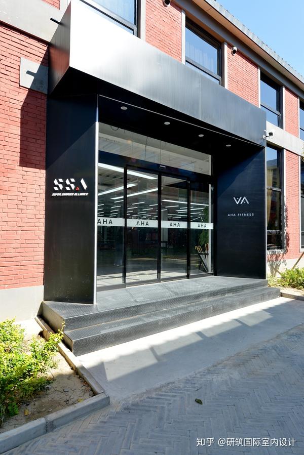 740㎡的厂房改造健身房现代风格的简约线条简练灯光融合