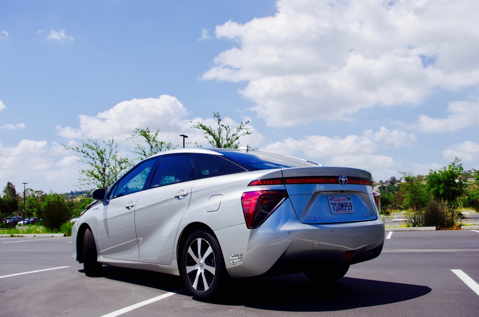 5000美金的補助並且可以給mirai車主發白色的加州hov carpool sticker