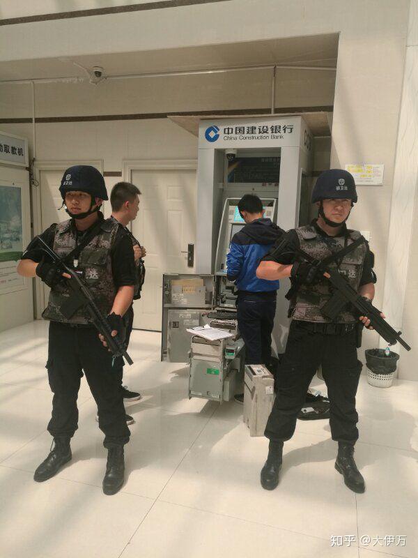 武警运钞车图片