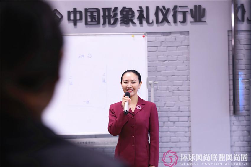 礼仪培训师:优雅体态练就端庄仪态 - 知乎