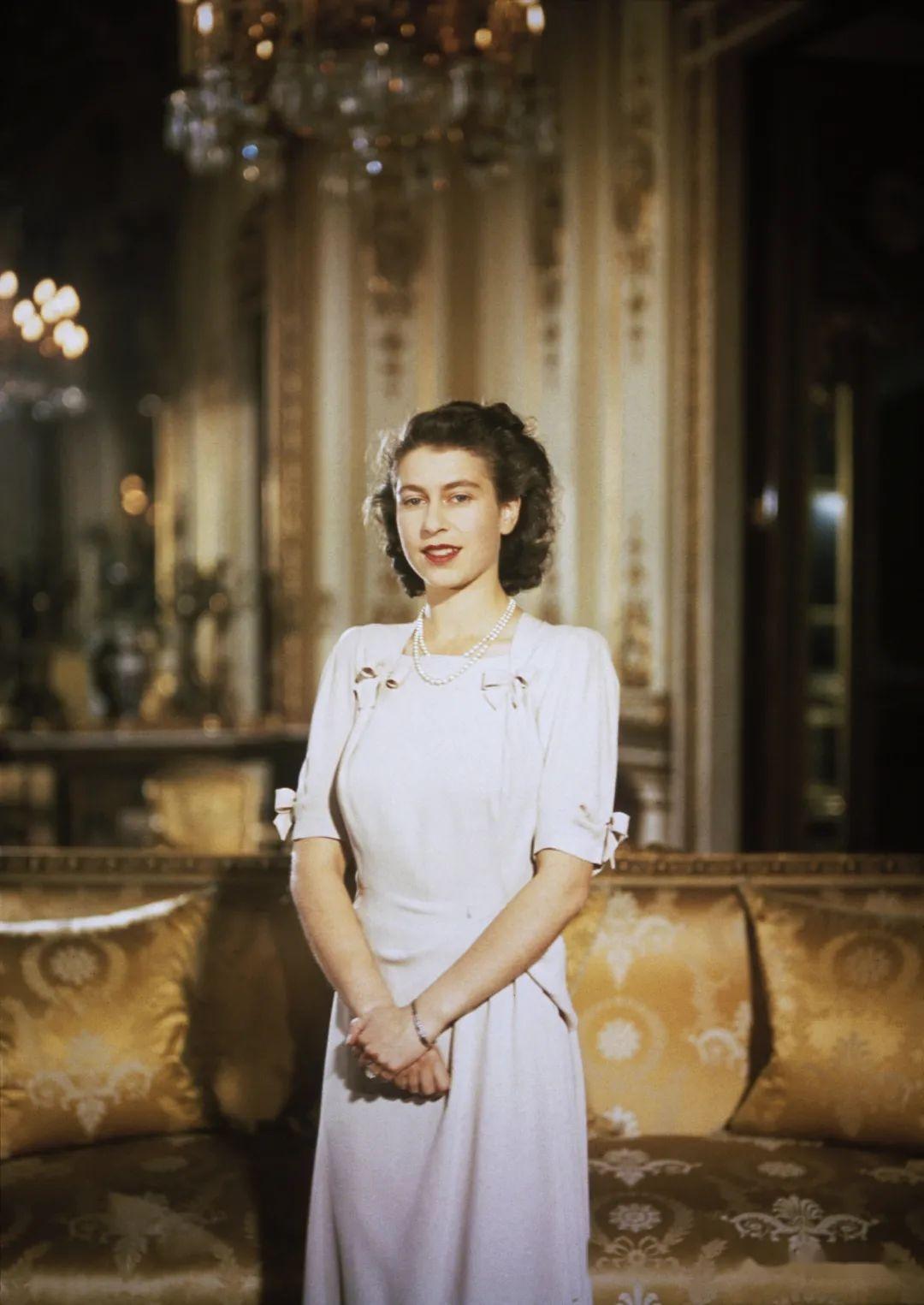 英国女王的"壕横"人生:96年穿搭不重样,开个博物馆挂衣服!