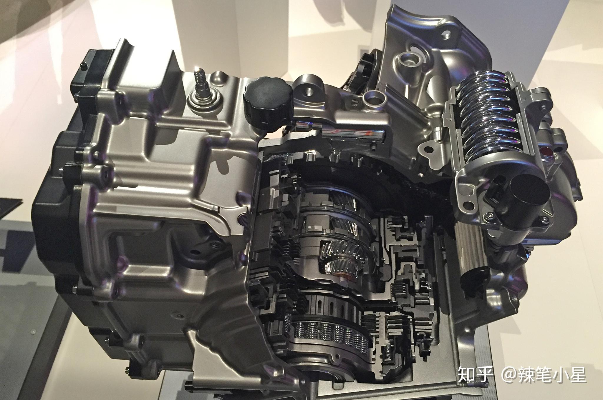 如下通用9at变速箱拆解图可以看到,内部的换挡机构做的非常紧凑.