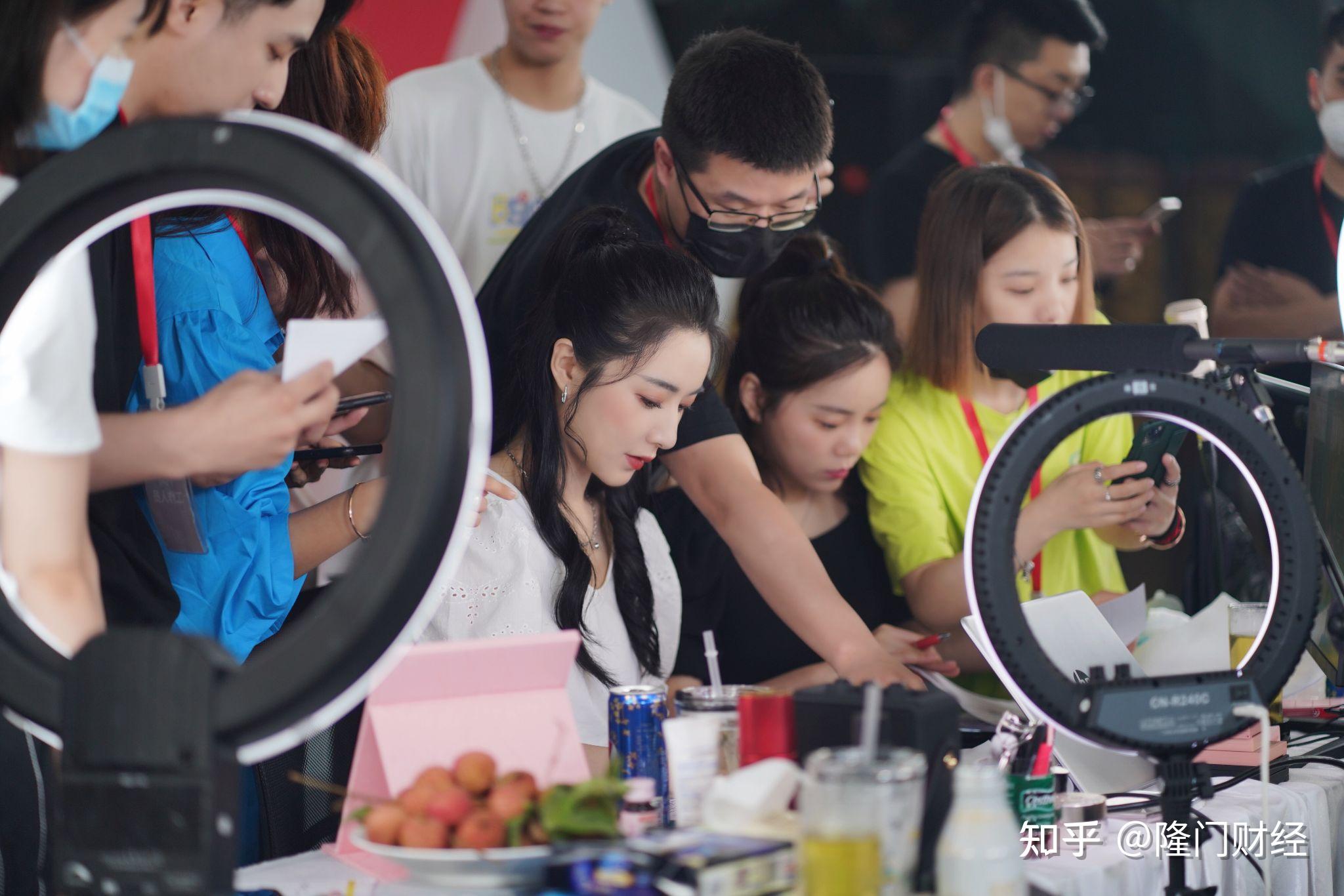 第一个把助农搬进直播间的是薇娅 - 知乎