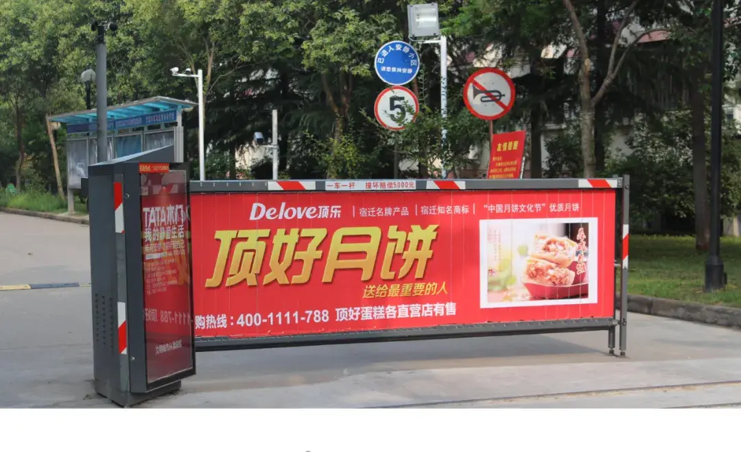 电梯框架广告是固定的,依靠的是小区的居民每天进出的时间来增加其