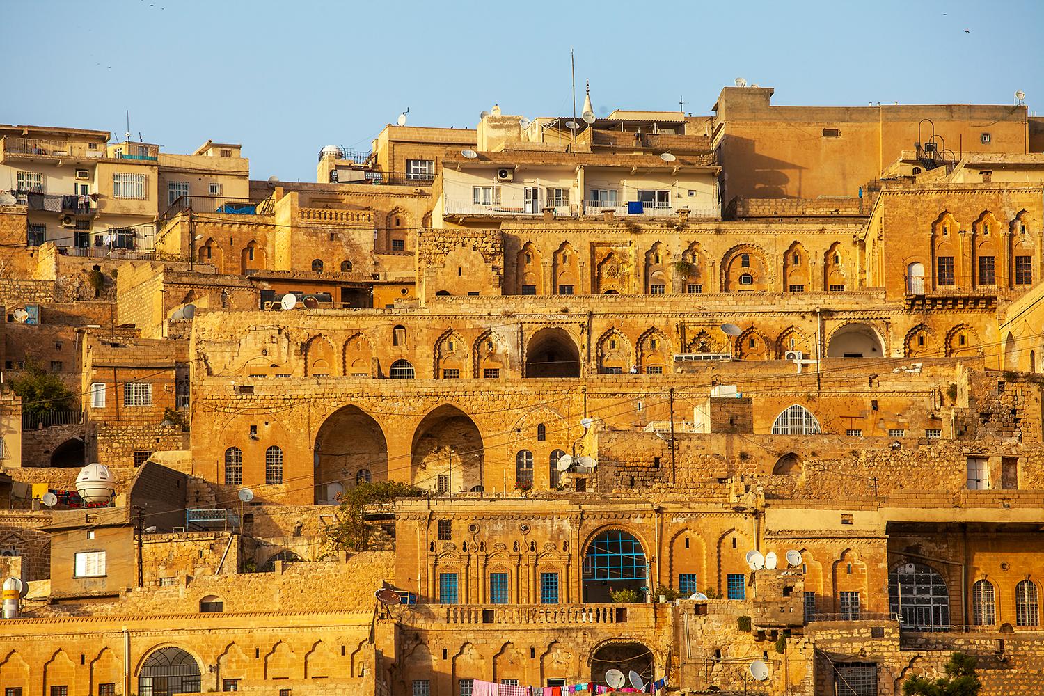 地而起的山坡上一层一层地建着伊斯兰风格的房屋,极具中东风情的同时