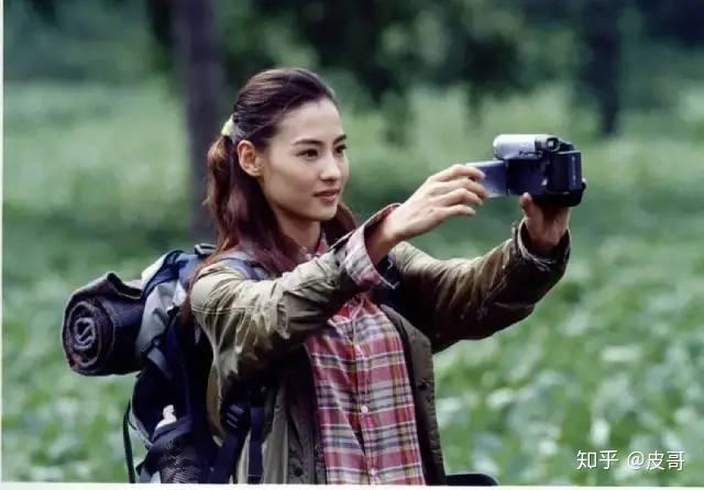 当大只佬回到四川,在山里见到李凤仪的尸体时,悲痛欲绝.