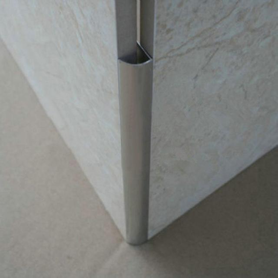 一般来说,装修工人遇上阳角瓷砖对接时,往往用现成的阳角条遮挡瓷砖