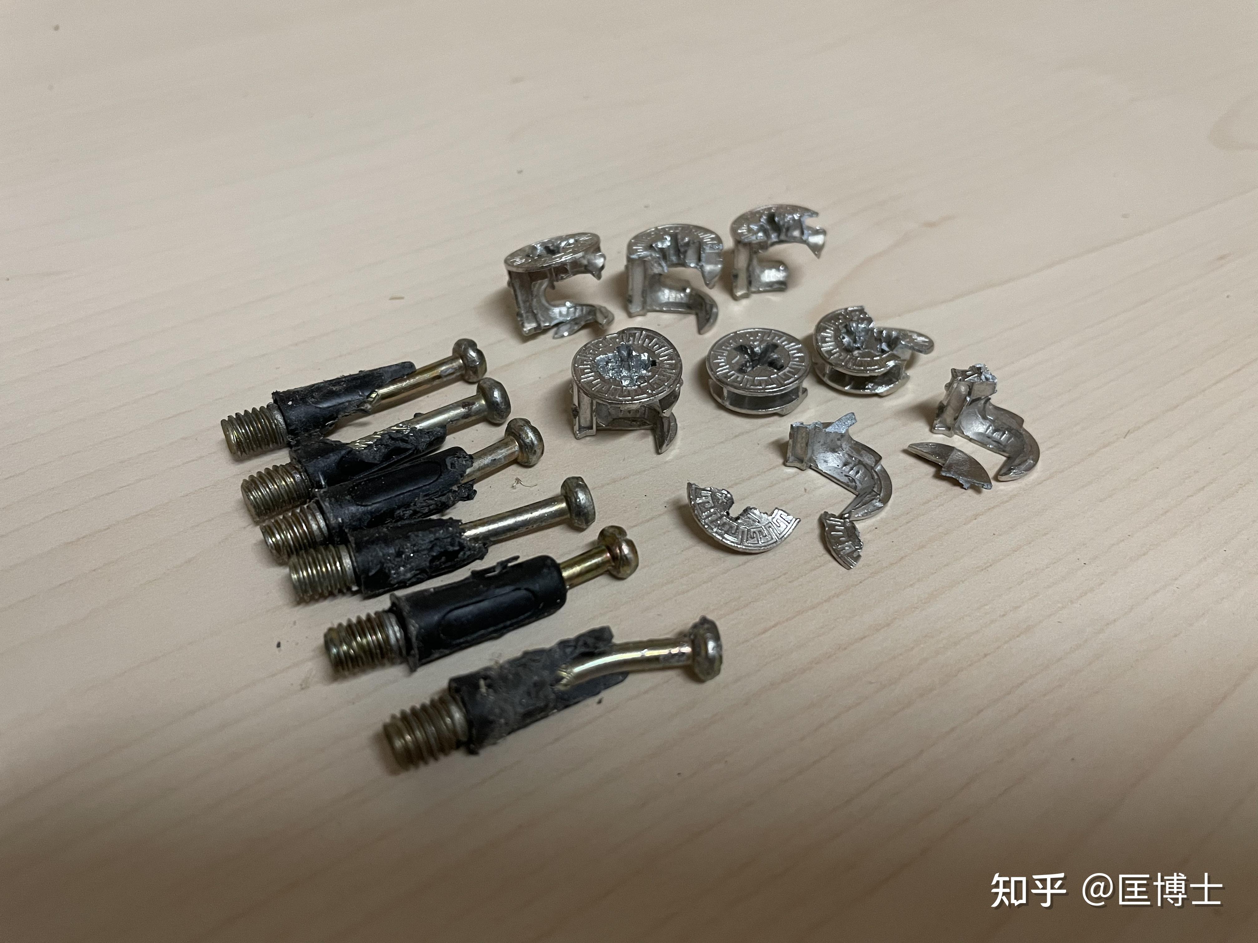 下面两张是螺丝,螺杆在隔板里的复原结构,不管怎么拧,螺丝都是卡着