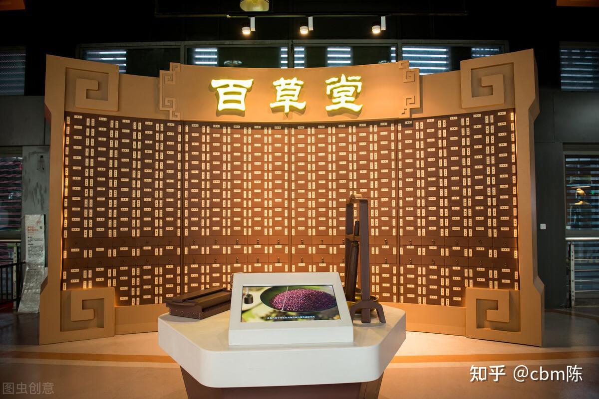 张德福是喜来乐捡来的孩子,因为天资聪慧,一直深受喜来乐喜爱,视若