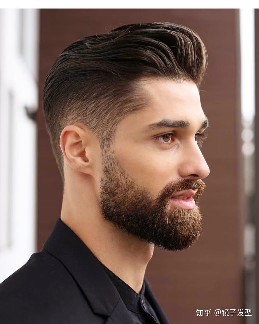 大背头男发是一种最能彰显男人气场的发型,头顶头发整体向后梳理露出