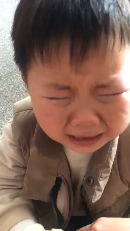 小男孩被采访哭表情包图片