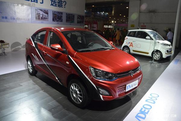 雷丁亮相西安新能源车展d60三厢电动汽车成亮点