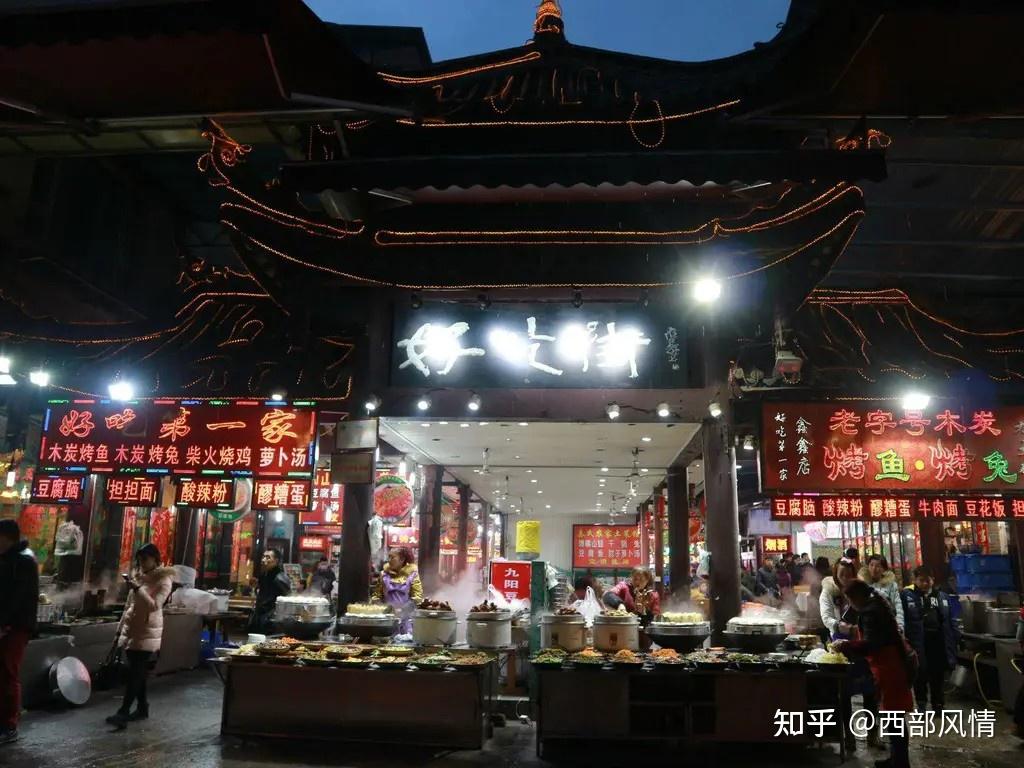 有火锅,黄焖鸡(兔),烘烤,酸汤鸭等特色品种,"好吃街"是品尝峨眉山及