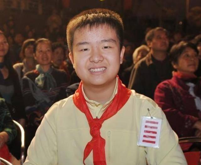 2011年五道杠少年官相十足,13岁用稿费捐款后来如何?高考477分 - 知乎