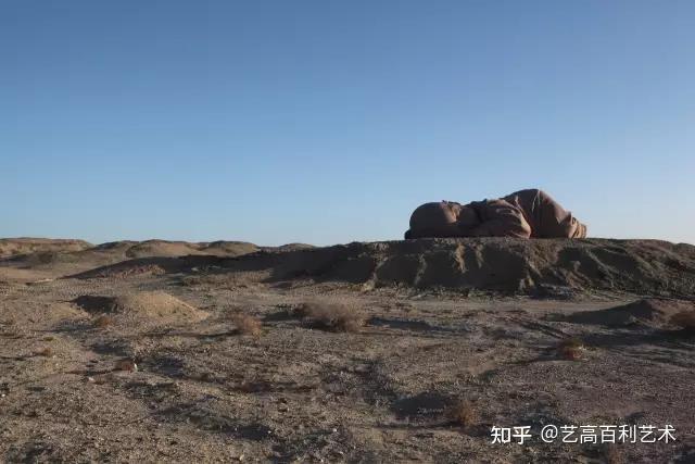 戈壁灘上的巨型嬰兒董書兵大型雕塑大地之子