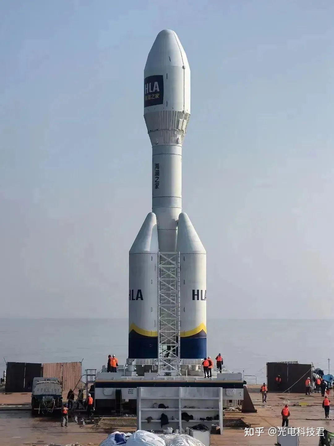 火箭的推力主要来自于其排出的废气,而废气排出的速度则取决于火箭的