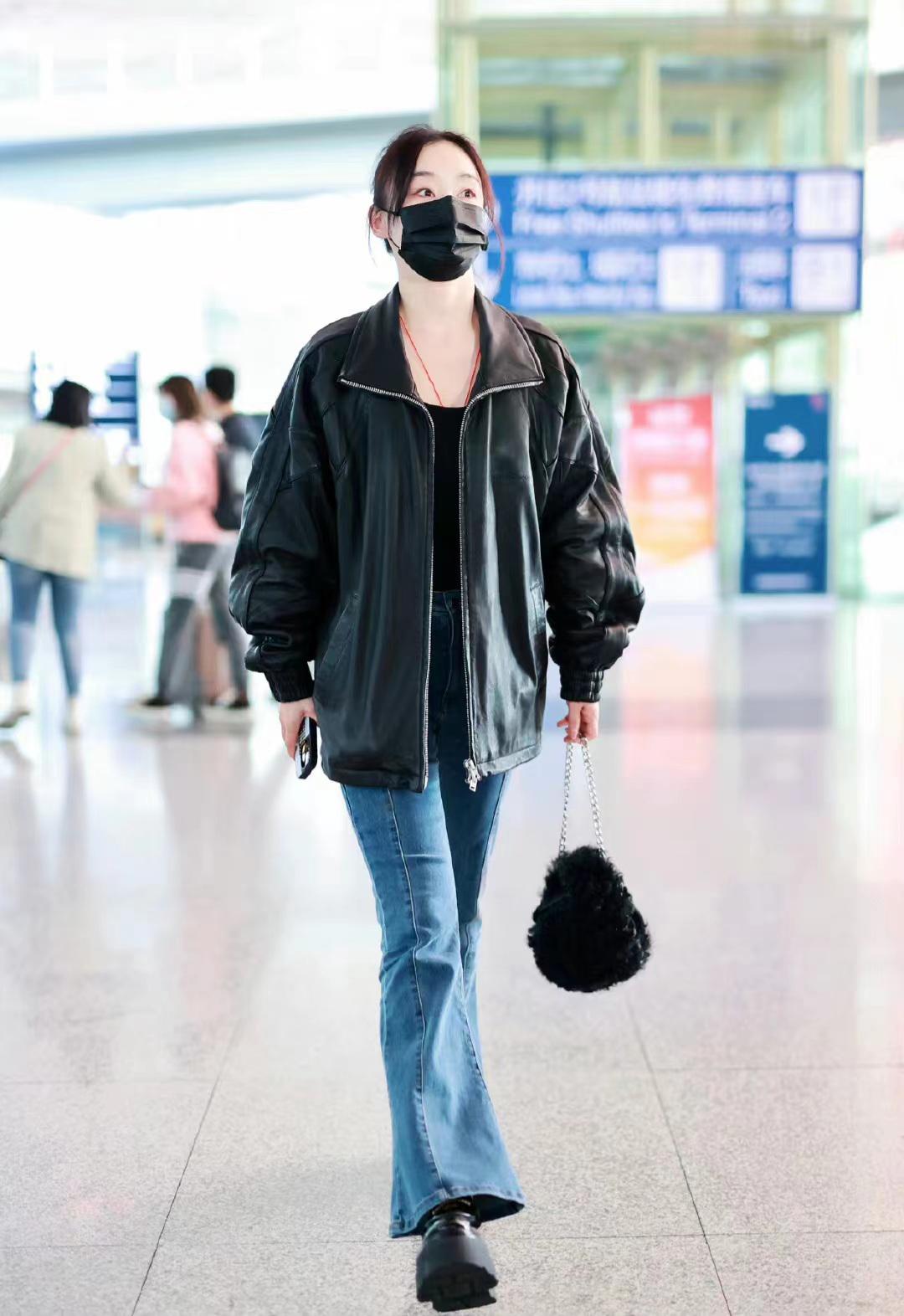 袁姗姗穿黑色皮衣配微喇牛仔裤,经典复古中充溢帅气利落感 - 知乎