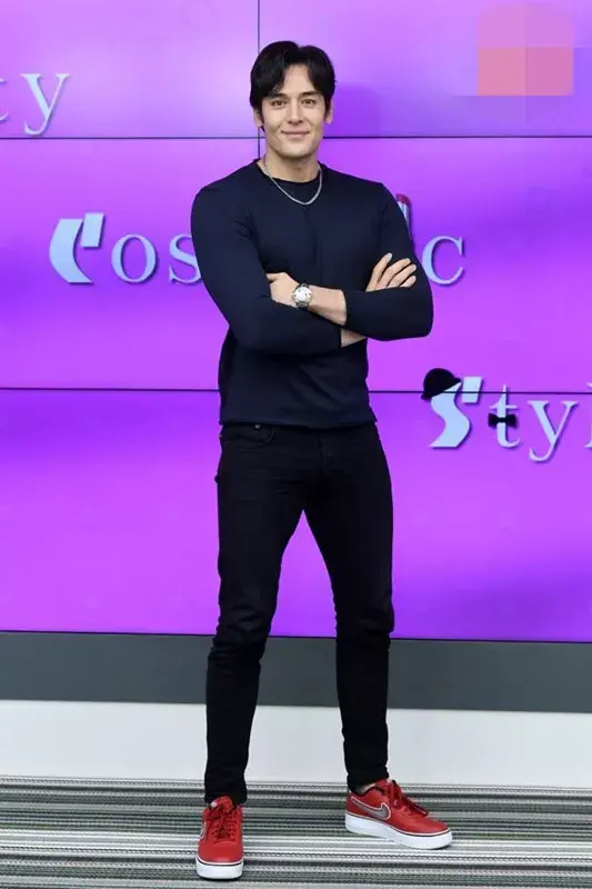 朱利安·姜作为参考,在jtbc《只是相爱的关系》中和他合作的2pm李俊昊