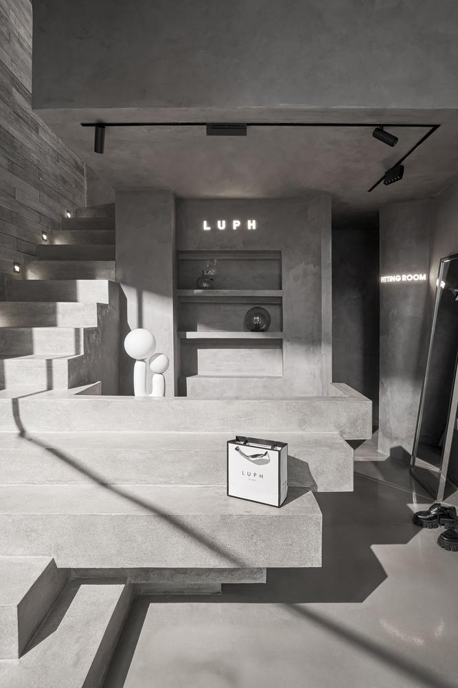 用大体块装饰小空间水泥工业风服装店的装修路子有点野