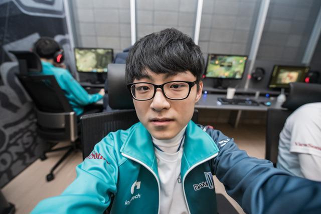 用阿卡丽秀翻ig的名场面制造者lck硬核科普showmaker篇