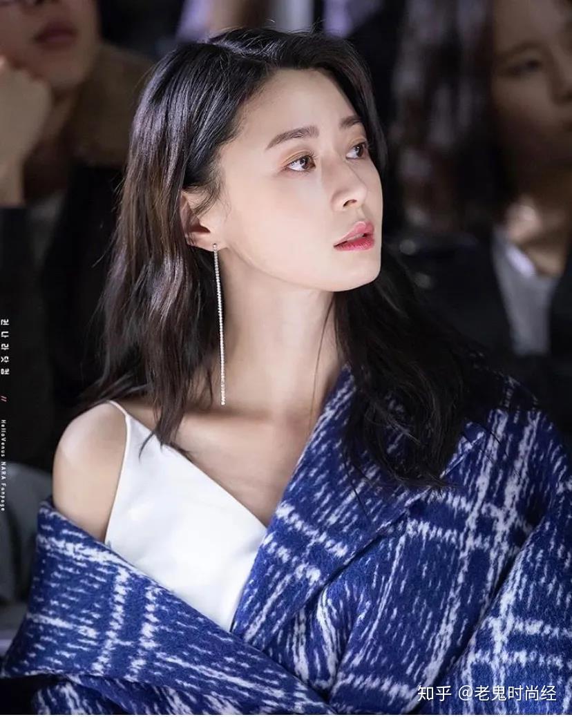 白色套装,秀雅是一个将套装化为神奇的穿搭高手,小垫肩设计与高腰裤