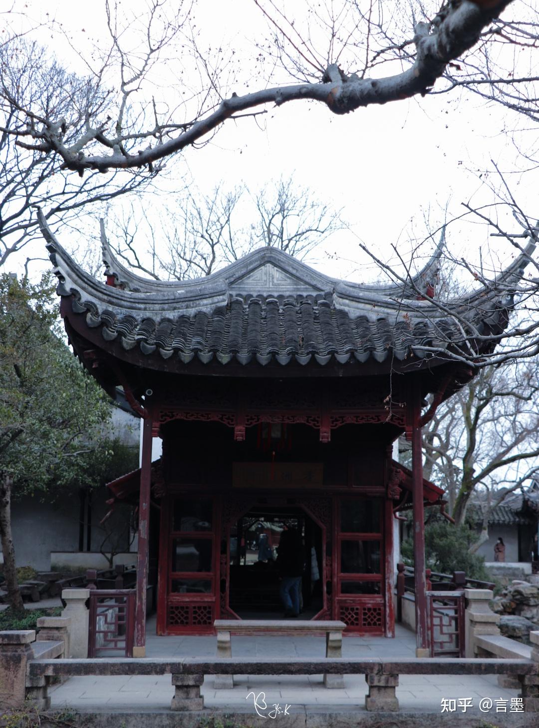 而当做观景之地,隔岸「雪香云蔚亭」「山花野鸟之间」有暗香清幽