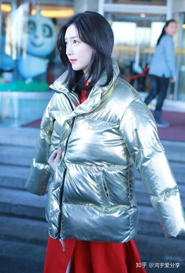 江疏影带妆亮相央视春晚联排身穿红色长裙白到发光美腿抢镜