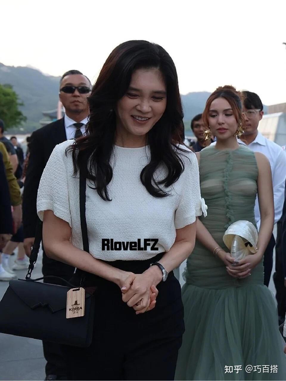 55岁韩国女首富李富真优雅又得体！裙过膝、不带金，清冷又孤傲 - 知乎