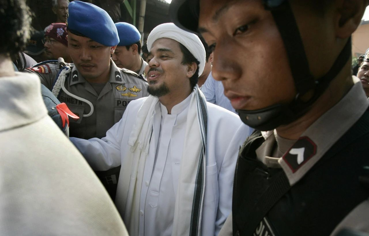 这个威胁ladygaga热衷煽动闹事的极端组织的头目回国竟被群众夹道欢迎