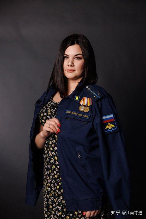 莉莉安娜是她唯一的安慰,因为这个女孩是帖木儿的一个小翻