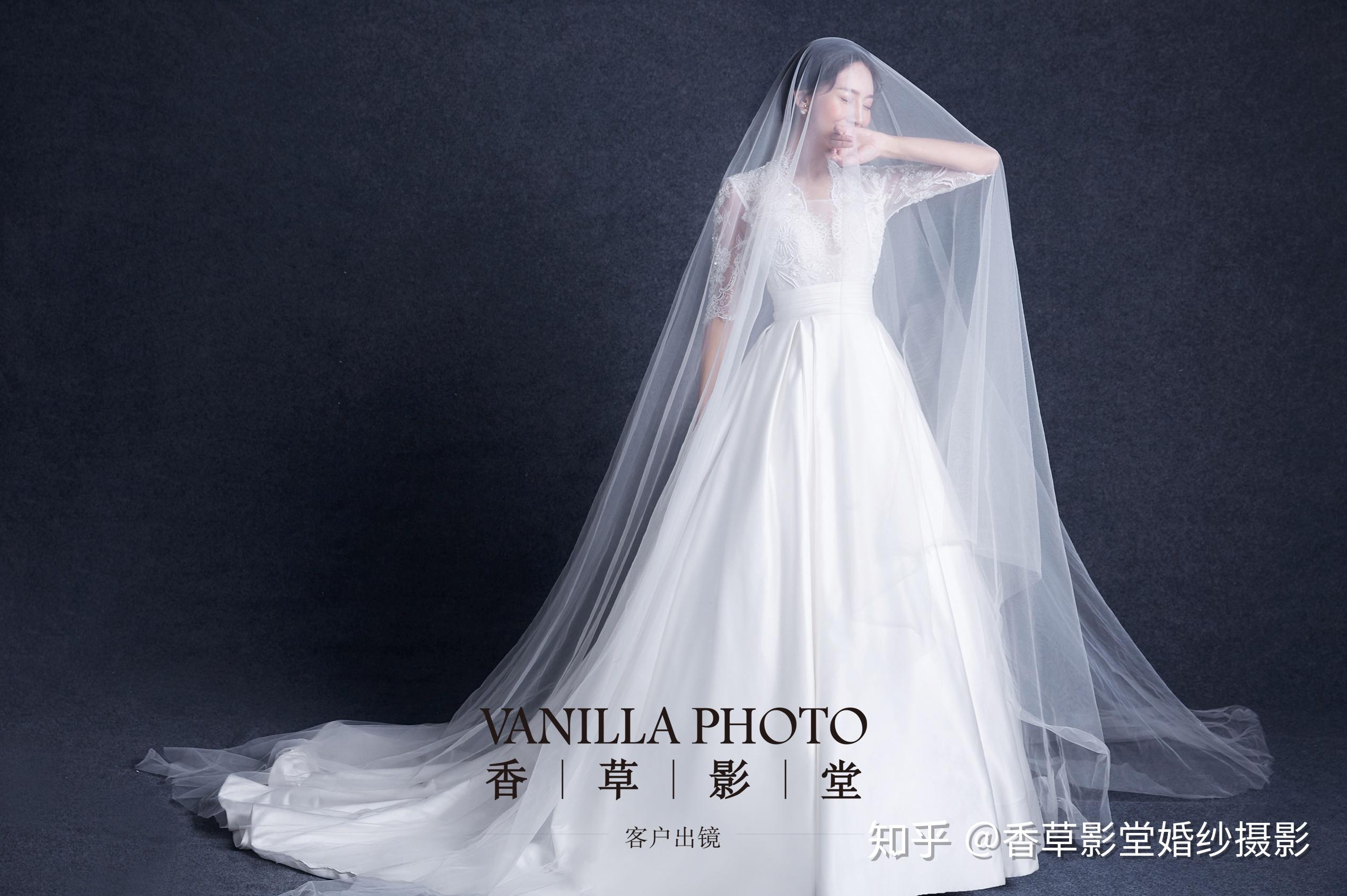 纯色背景怎么拍出高级感十足的婚纱照