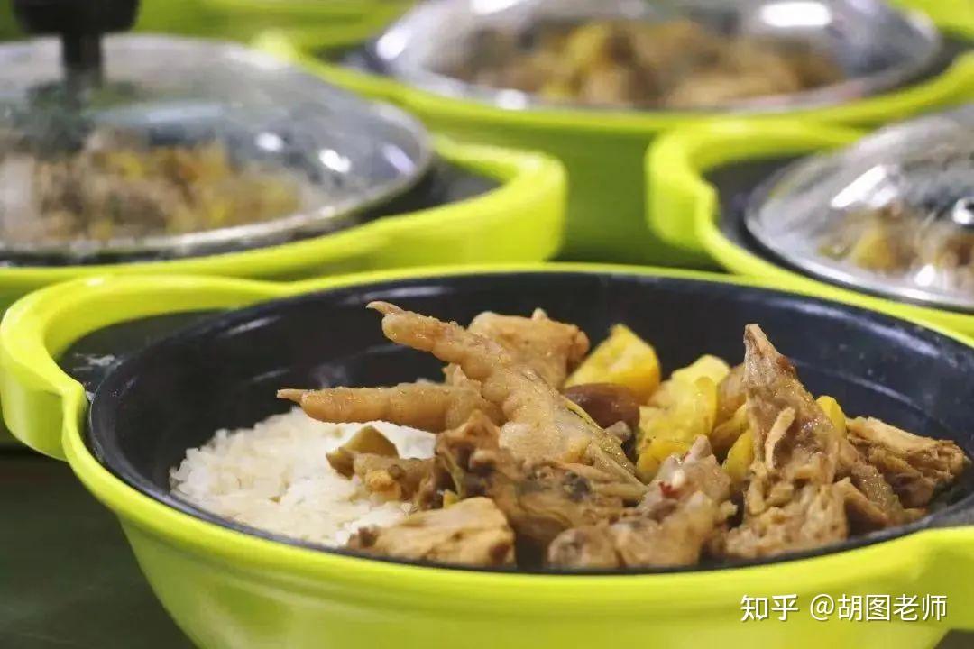 红岭中学食堂除了常见的自选菜式,煎焗饭,石锅拌饭,甜点,大饼外,还有