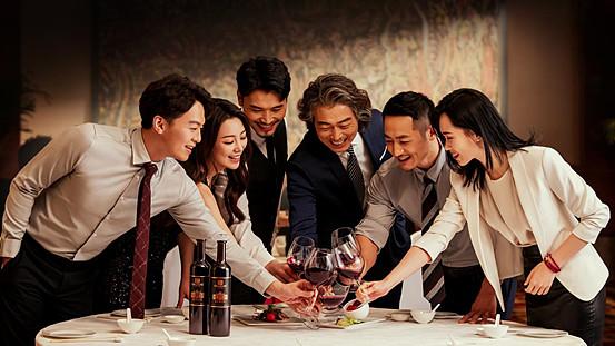 这要从一杯张裕解百纳说起.葡萄酒的商务,社交属性越来越被认同.