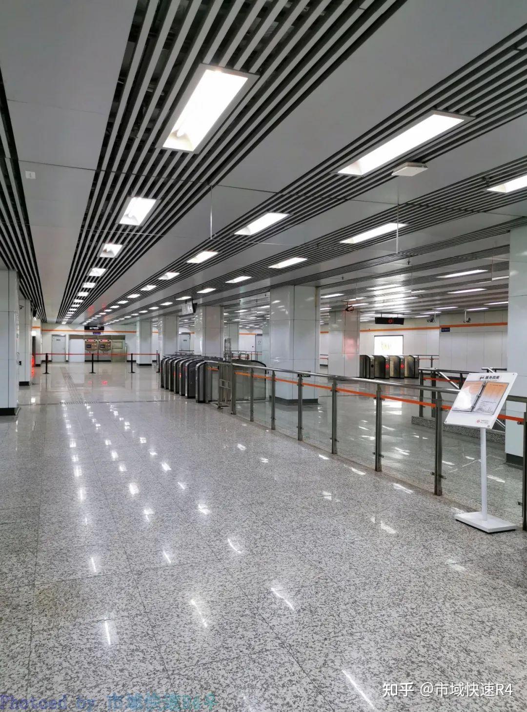 后滩站站厅壁画:《炫彩新潮》后滩站,位于通耀路耀龙路口,地下三层岛