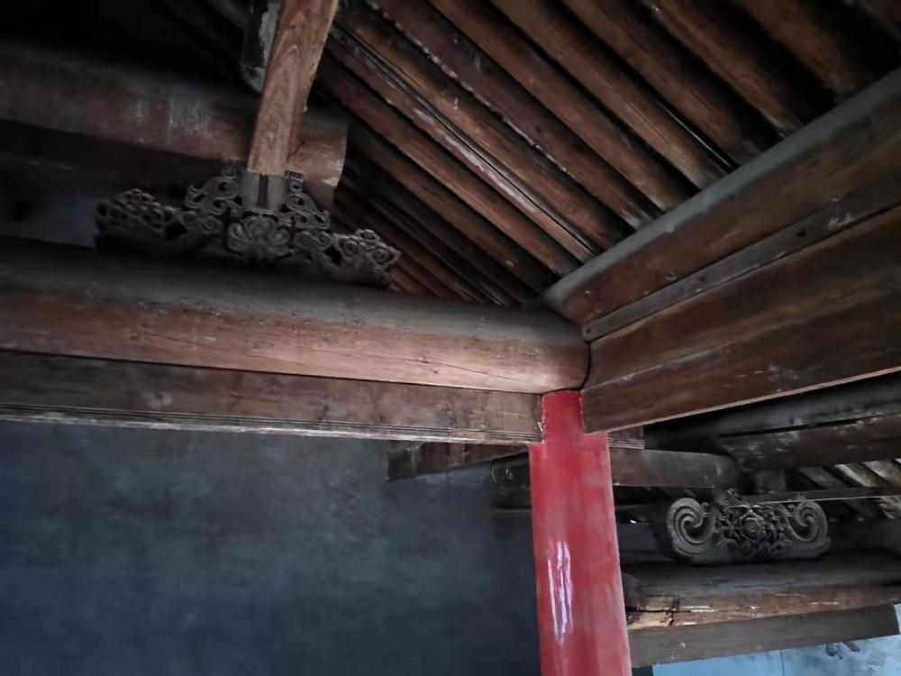 2对(4个),古木房柱直径约65厘米2对(4个),古木主房梁2对(长短共4个)