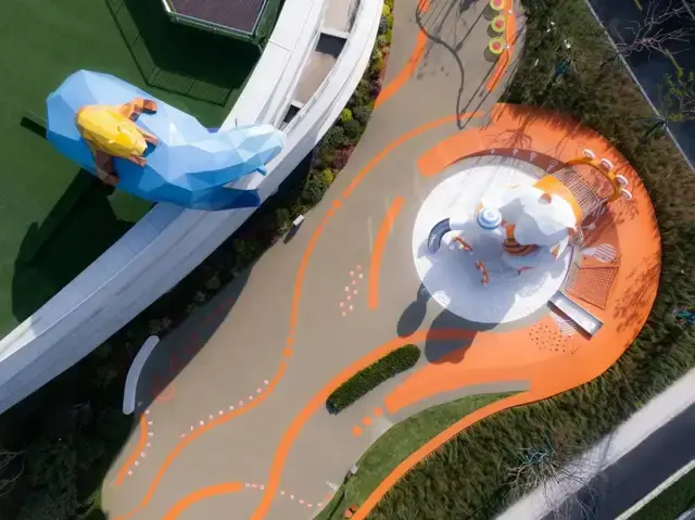 绝了为了满足孩子的愿望他在江边建起巨大的泡泡