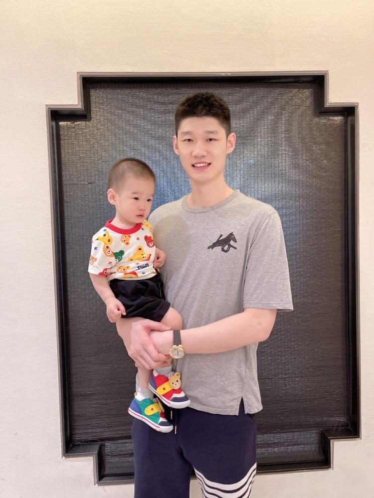 胡金秋希望老婆开心快乐每一天我们家的小公主爱你哦