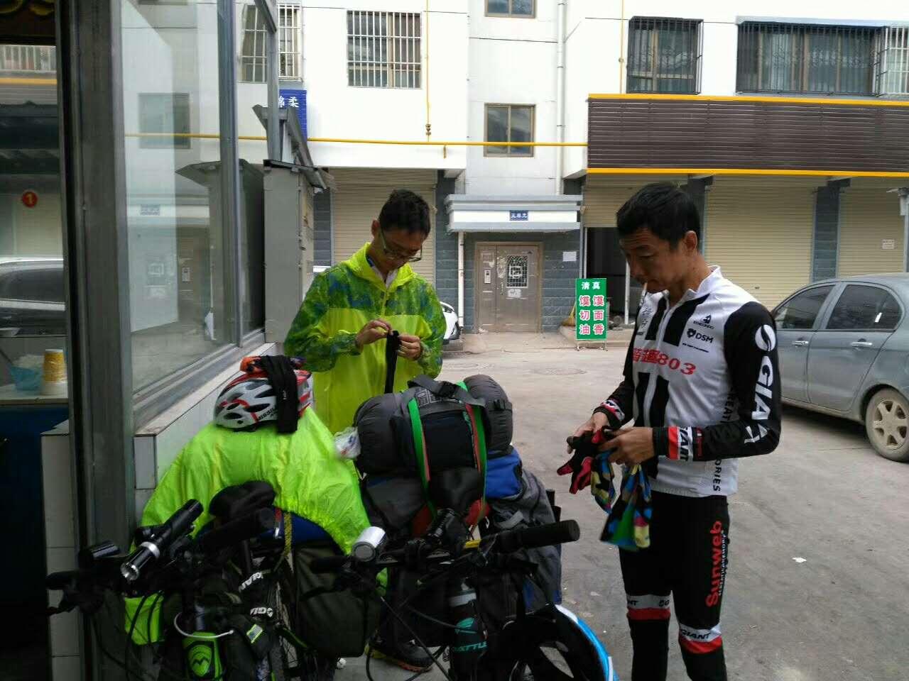 六千里路父与子,一路风尘一路歌---乌鲁木齐到成都骑行日记一(附带