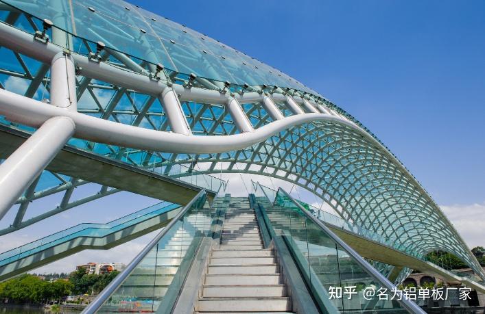 谁说人行天桥只能过街了?天桥造型铝单板你又见过吗? - 知乎