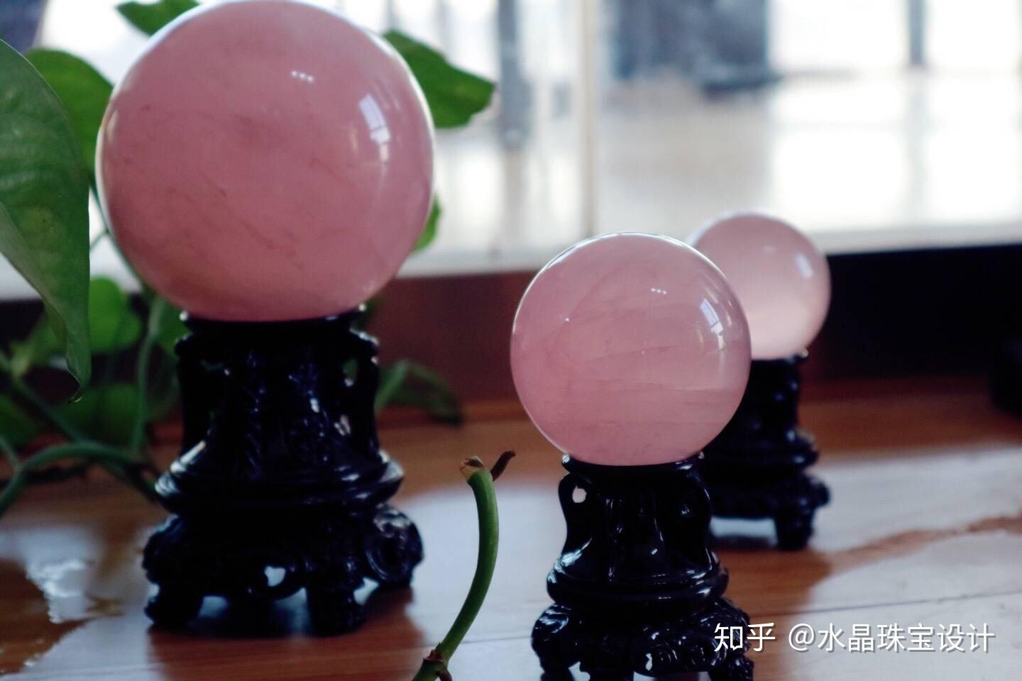 那么可以通过放置粉晶球来为其催旺桃花运,使其尽快摆脱单身获得珍贵