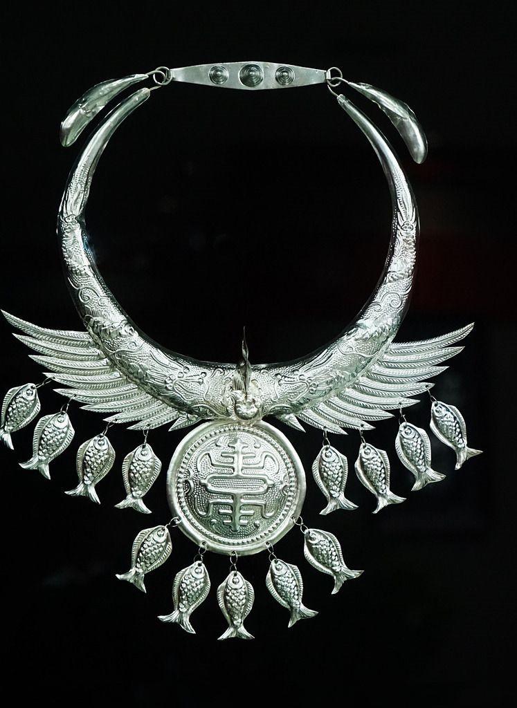 苗族的银饰精美繁复的程度千百年来一直在精进,一个苗族银匠曾经说过