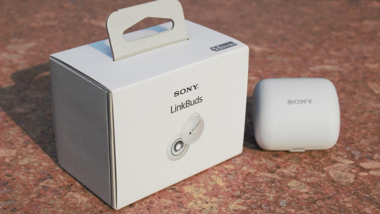 不只是耳机,其包装也是非常小巧,提着有一种小糕点的感觉,但是白灰的