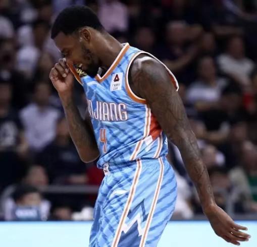 一开始是说艾尔·杰弗森不能打的,但经过热身之后换上训练服,戈尔说会