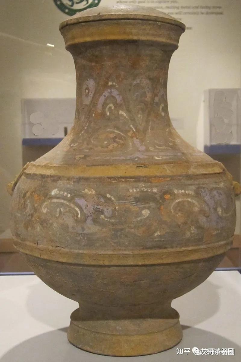 战国时期不但有原始瓷器,还生产出了加彩灰陶,加彩灰陶一般是用来作为