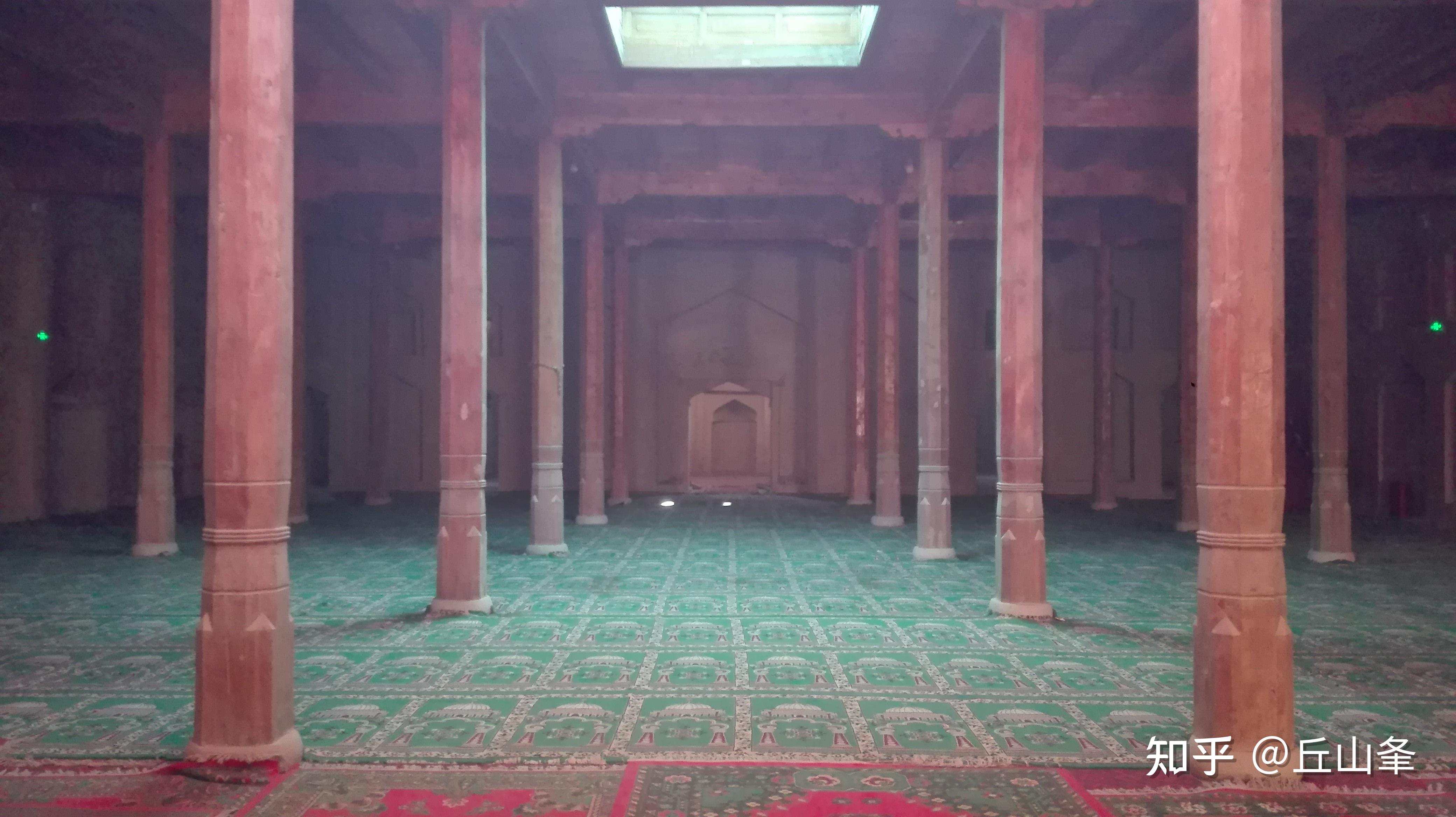 (上两张照片是我于2019年拍摄于新疆吐鲁番市郊的苏公塔礼拜寺.