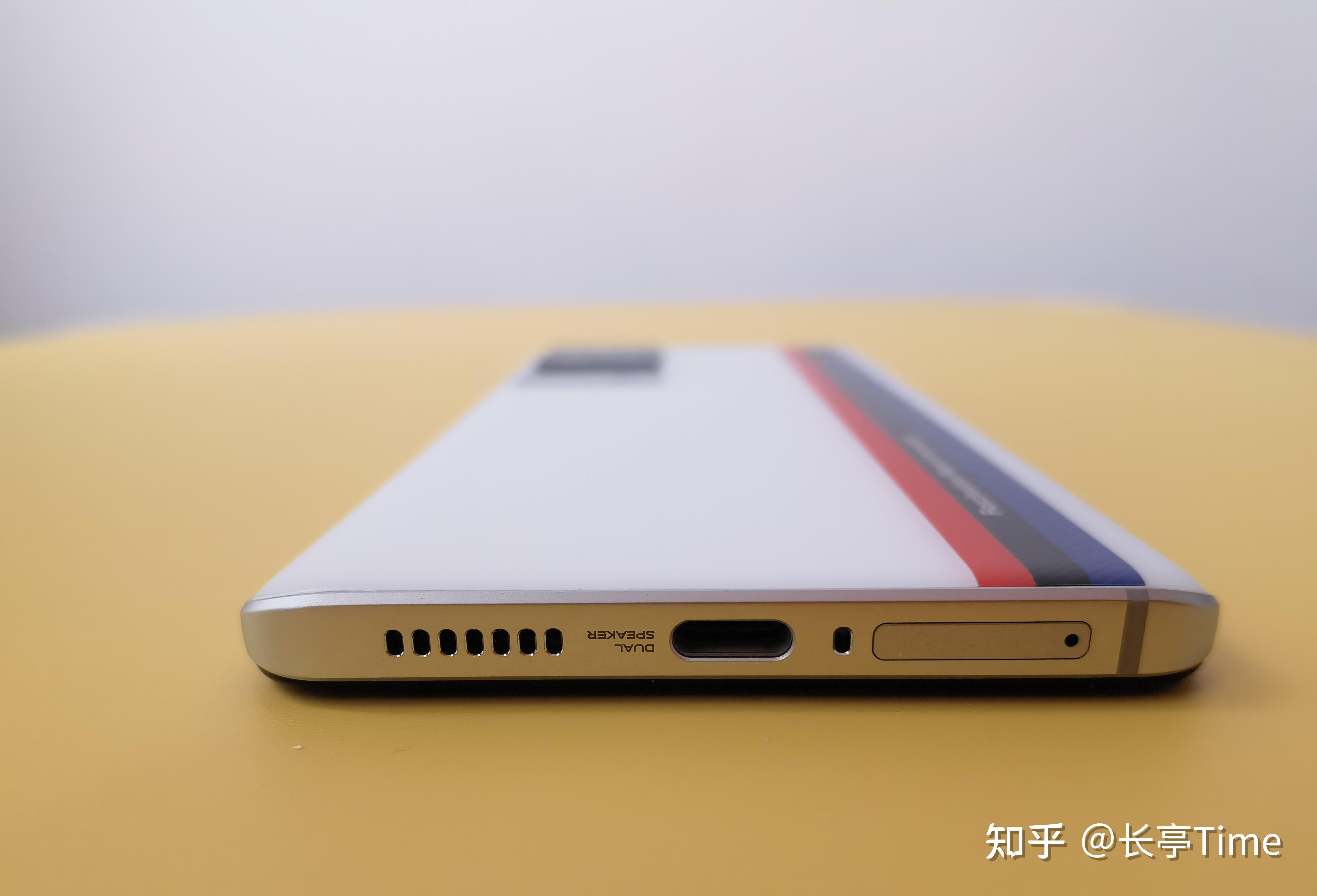 iqoo 7背部采取与vivo x50,x60类似的双色云阶设计方案,摄像头并不